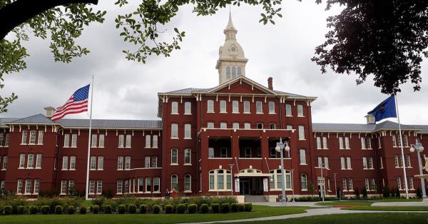 一名男子在戴着镣铐的情况下驾车逃离俄勒冈精神病院