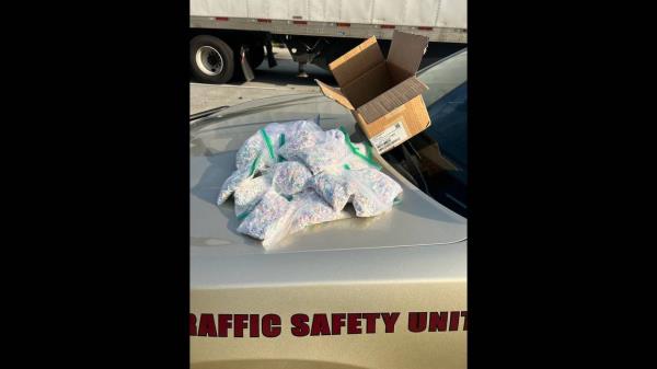 乔治亚州警方称，警方追捕一名男子后，在他的车里发现了2.5万片摇头丸