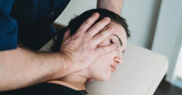 医生警告说，这种脊椎按摩颈部调整会导致中风