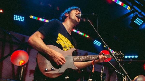 “太粗暴了”：澳航的行为激怒了澳大利亚后朋克乐队Chimers