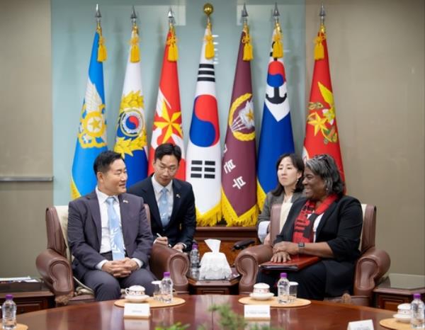Defense Minister Shin Won-sik (L) speaks with U.S. Ambassador to the United Nations, Linda Thomas-Greenfield (R), at Shin's office in central Seoul on April 15, 2024, in this photo provided by the defense ministry. (PHOTO NOT FOR SALE) (Yonhap)