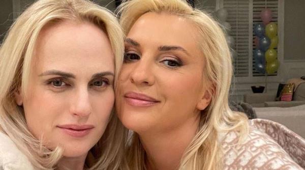 Rebel Wilson透露了她对女儿的保护：“我很偏执”