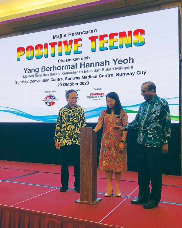 Dr Zulkifi (left) and MPA president Dr Selva Kumar Sivapunniam (right) with Youth and Sports minister Hannah Yeoh, who launched the event.