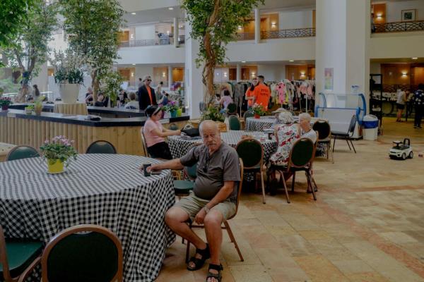 “不是每个人都会回到基布兹”：流离失所的以色列人现在住在死海度假胜地