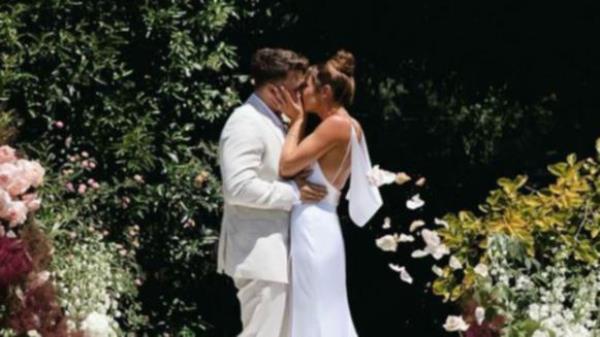 Kayla Itsines嫁给了她最好的朋友Jae Woodroffe