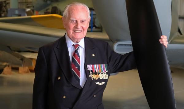 “我乘坐一架木制飞机穿越火海，从纳粹手中拯救了英国”