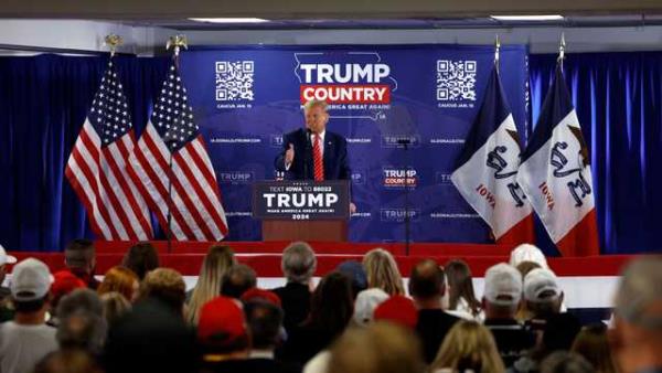 “不要呆在家里”：在爱荷华州，特朗普在国会暴乱周年纪念日敦促共和党人参加党团会议