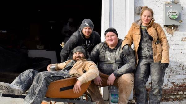 HGTV明星Mina Starsiak Hawk面临与家人一起工作的艰难后果