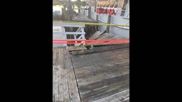 北卡海滩码头倒塌，约12人落水伤亡的报导